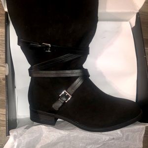 New Torrid knee high black suede boots with buckles and zipper closure size 13